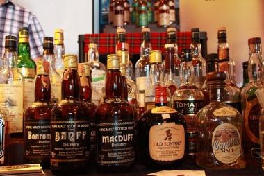 Sebastian Büssing stellt rare Whiskyspezialitäten vor.<br>Foto: Sebastian Büssing