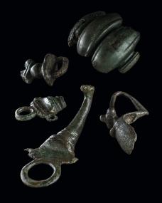 Detektorfunde von der Wallburg Kahle bei Meggen. Eisenzeitliche Kleidungsbestandteile aus Bronze<br>Foto:LWL/H. Menne