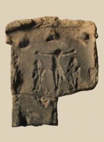 Auf dieser Gussform vom Alten Markt in Bielfeld ist Christus am Kreuz dargestellt, Maria und Johannes stehen rechts und links daneben.<br>Foto: LWL-Archäologie für Westfalen/Corinna Hildebrand