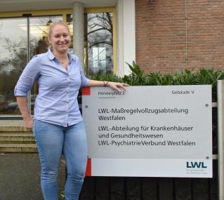 Laura Möller lernt den Beruf der Verwaltungswirtin beim LWL und arbeitet derzeit in der LWL-Abteilung für Krankenhäuser und Gesundheitswesen.<br>Foto: LWL