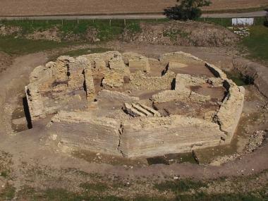 Die Holsterburg aus der Luft. Mit dem Abschluss der Kampagne 2017 geht die Ausgrabung nun nach sieben Jahren zu Ende.<br>Foto: LWL-Archäologie für Westfalen/ R. Klostermann