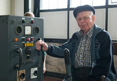 Helmut Diebel aus dem Team der Ehrenamtlichen erklärt Sonntag die Technik in der Maschinenhalle. <br>Foto: LWL/Holtappels
