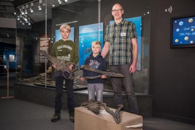 Der Finder Maik Sieker und seine Söhne erhalten vom LWL-Museum für Naturkunde einen Abguss des Krokodilschädels.<br>Foto: LWL/Steinweg