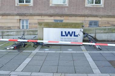 Die Fläche vor dem LWL-Landeshaus in Münster wurde weiträumig abgesperrt, da sich Ziegel vom Dach lösten.<br>Foto: LWL