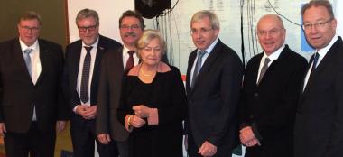 WWA-Vorstandsmitglieder bei der Amtsübergabe:  (v.l.) Joachim Punge, Ernst Wölke, Dr. Frank Bischoff, Ilse Brusis, Klaus Kaiser, Dr. Karl-Peter Ellerbrock, Stefan Schreiber.<br>Foto: Kurt Günther, WWA 