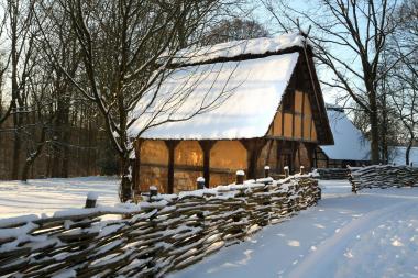 Winterliche Fotomotive bieten sich bei einigen Rundgängen durch das LWL-Freilichtmuseum Detmold.<br>Foto: LWL/Jähne