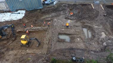 Im Luftbild lassen sich die beiden mächtigen Fundamente des vermuteten Torenkasten und die dazwischen liegende Abwasserrinne gut erkennen.<br>Foto: ABS/Köln