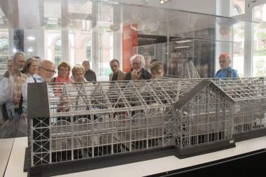 Dr. Thomas Parent erläutert am Modell der Maschinenhalle Wissenswertes zur Geschichte und Architektur der Zeche Zollern.<br>Foto: LWL/Holtappels