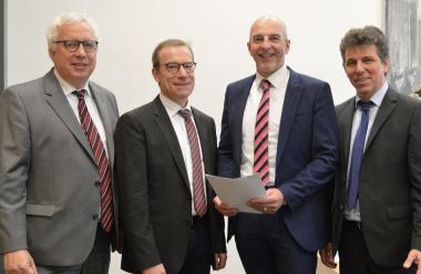 Bestätigten jetzt die weitere Kooperation im IT-Bereich (v.l.):  Stefan Schoenfelder, citeq-Betriebsleiter, Wolfgang Heuer, Stadtrat der Stadt Münster,  Dr. Georg Lunemann, Erster Landesrat und Kämmerer des LWL und Wieland Schäfer, Leiter LWL.IT.<br>Foto: LWL