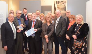 LWL-Direktor Matthias Löb (l.) und Dieter Gebhard, Vorsitzender der Landschaftsversammlung (6.v.l.), übergaben den Bewilligungsbescheid.<br>Foto: Ridder