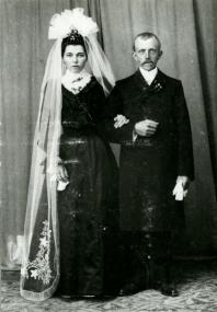 Ist einer von beiden älter, und spielte das über¬haupt eine Rolle? Brautpaar um 1890 in Nottuln (Kreis Coesfeld).<br>Foto: LWL-Volkskundearchiv/Frieling