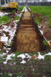 Ausgrabungen bei Frost und Schnee: Bei dieser Probegrabung stießen die Archäologen auf  Reste der mittelalterlichen Landwehr <br>Foto: Archäologie am Hellweg/Sebastian Luke