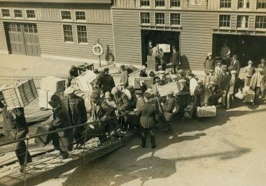 Einschiffen auf ein Auswandererschiff in Bremerhaven. <br> Foto: Deutsches Auswandererhaus Bremerhaven