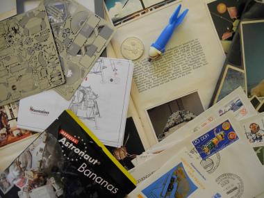 Solche Dinge wie Briefmarken, Astronauten-Nahrung, ein Modellbausatz der Mondlandefähre, ein Kinderspielzeug in Raketenform, Sammelkartenhefte und Münzen sucht Felix Banzhaf für die LWL-Wanderausstellung.<br>Foto: LWL