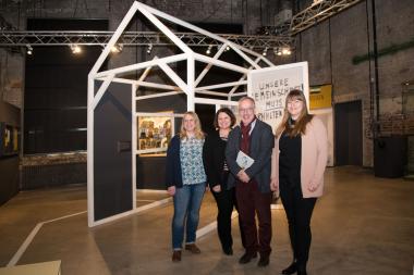 Jana Flieshard, Dr. Anne Kugler-Mühlhofer, Dirk Zache und Jana Golombek (v.l.) stellten die Ausstellung auf der Zeche Zollern vor.<br>Foto: LWL/Hudemann