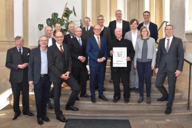 Die Katholische Kirchengemeinde St. Marien, vertreten durch Probst Dr. Michael Langenfeld (3. v. r.), ist mit dem Denkmalpreis ausgezeichnet worden.<br><b>Die gesamte Bildunterschrift finden Sie am Ende des Pressetextes. Foto: LWL/Bodi</b>