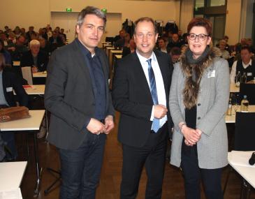 NRW-Familien- und Integrationsminister Dr. Joachim Stamp (m.) besuchte erstmalig die Tagung der Jugendamtsleitungen in NRW. Eingeladen wurde er von den Jugenddezernenten der Landschaftsverbände Birgit Westers (LWL/r.) und Lorenz Bahr (LVR/l.) <br>Foto: LWL/Fink