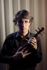 Johannes Brzoska (Violine) ist Solist des Abends.<br>Foto: RRP