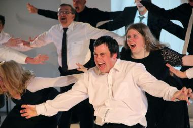 Das Volxtheater im Rahmen einer Aufführung in Aktion.<br>Foto: Theaterwerkstatt Bethel/ Matthias Gräßlin