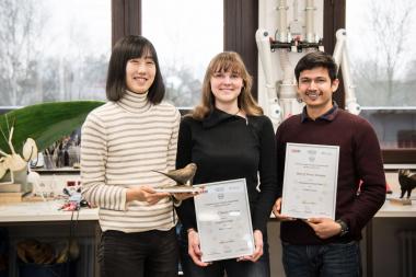 Jaqueline Winkler (M.) und Aminul Islam (re.) freuen sich, zusammen mit Ihrer neuen Kollegin Narumi Sato (li.) über ihre Siege beim Präparatoren-Wettbewerb. <br>Foto: LWL/Steinweg