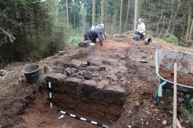 Die Archäologen haben bereits die massiv gemauerte Esse der Schmiede freigelegt.<br>Foto: LWL/Wolpert