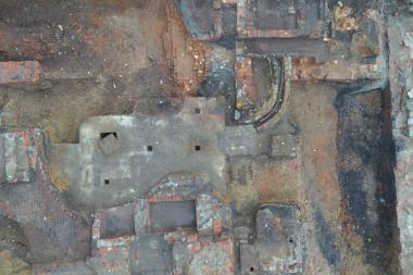 Nahaufnahme von monumentalen Fundamentstrukturen der verschiedenen Industrieanlagen.<br>Foto: Archäologie am Hellweg eG