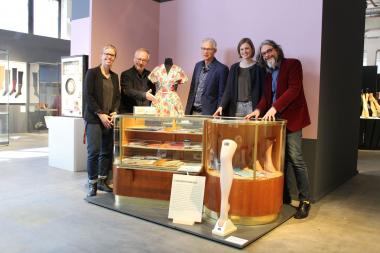 Museumsmitarbeiterin Maike Lammers (v.l.), Dirk Zache (Direktor des LWL-Industriemuseums), Dr. Hermann Stenkamp (Museumsleiter des LWL-TextilWerks), Christa Frins und Martin Schmidt (beide Museumsmitarbeiter) bei der Präsentation der neuen Sonderausstellung "Maschen - Mode - Macher. Deutsche Strumpfdynastien" in Bocholt.<br>Foto: LWL/Spänhoff