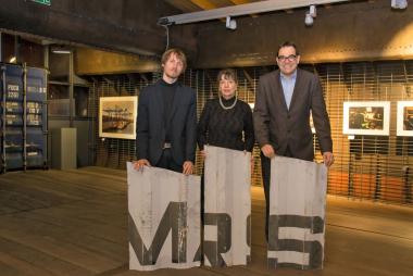 Ausstellungsmacher Michael Grünwald (v.l.), Fotografin Brigitte Kraemer und Museumsleiter Dr. Arnulf Siebeneicker in der Ausstellung "Laden und Löschen".<br>Foto: Hudemann