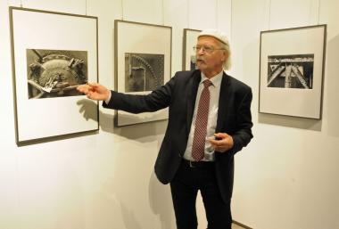 Fotograf Berthold Socha in der Ausstellung "Motiv Hochofen 1987 - 2017".<br>Foto: LWL/Appelhans