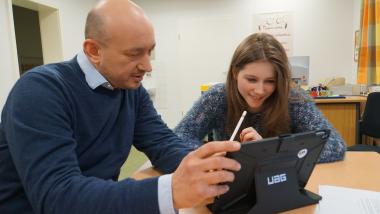 Beratungssituation im Bereich Assistive Technologien: Marcel Feichtinger (v.l.) und Victoria Loges. FOTO: LWL/Wagener