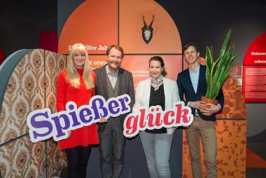 Stellten die Ausstellung "Raus aus dem Spießerglück" im LWL-Freilichtmuseum Detmold vor (v. l.): LWL-Kulturdezernentin Dr. Barbara Rüschoff-Parzinger, LWL-Museumsdirektor Prof. Dr. Jan Carstensen und die beiden Ausstellungskuratoren Janina Raub und Mathis Kleinitz.<br>Foto: LWL/Hesterbrink/Pölert