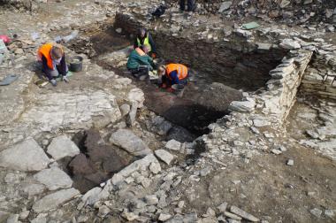 Dieser mittelalterliche Hauskeller wurde in den Kalkstein hineingeschlagen.<br>Foto: Archäologie am Hellweg e.G./ E. Manz