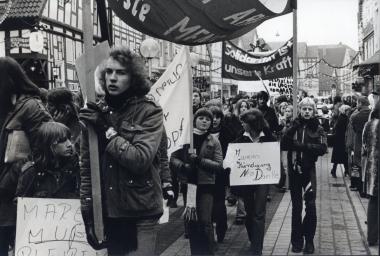 In Deutschland begehrten in den 1960er-Jahre die Kinder der NS-Generation auf und gingen im Schatten einer nationalen Verbrechensgeschichte auf die Straße.&lt;br&gt;Foto: Walter Meutzner 