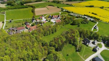 Bei einer Führung durch das LWL-Freilichtmuseum Detmold erläutert der Museumsdirektor Prof. Dr. Jan Carstensen die &quot;Ziele und Visionen&quot; für das Freilichtmuseum 2025. &lt;br&gt;Foto: LWL/Jähne 