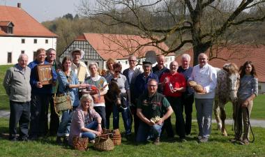 Lebendige Handwerkskunst: Auf den Familientag "Et labora!" im Kloster Dalheim freuen sich Werner Keller, Andreas Bogel, Hermann Brügge-Feldhacke, Ulrike Loth, Andreas Gievers , Roswitha Neumann, Dr. Christiane Wabinski, Vera Manegold, Dr. Ingo Grabowsky, Burkhard Jüstel, Manfred Peitz, Hermann Zinser, Erwin Borkenhagen, Willi Zacharias, Beatrice Borkenhagen, Claudia Gensch, Carsten Wietfeld<br>Foto: LWL/Kristina Schellenberg<br><b><u>Ausführliche Zeile am Ende des Pressetextes.</b></u>