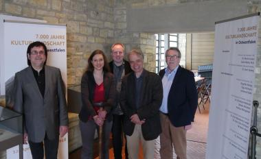 Freuen sich über die gelungene Ausstellung: Michael Pavlicic, der erste stellvertretende Vorsitzende der LWL-Landschaftsversammlung, Sarah Weber, wissenschaftliche Volontärin, Dr. Sven Spiong, Leiter der Außenstelle Bielefeld der LWL-Archäologie für Westfalen, Museumsleiter Dr. Martin Kroker und Dr. Johannes Altenberend, Vorsitzender des Historischen Vereins für die Grafschaft Ravensberg (v.l.n.r.).<br>Foto: LWL/Wolpert