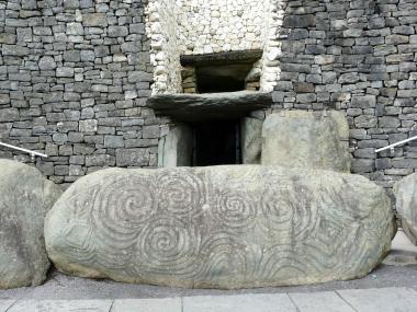 Ein Tor zum Jenseits: Eingang des jungsteinzeitlichen Hügelgrabs von Newgrange in Irland <br>Foto: Bernhard Maier