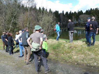 Tagungsteilnehmer vor dem landeskroner Weiher: Das aufgestaute Wasser diente einst zum Spülen der Erze Foto: LWL/Manuel Zeiler