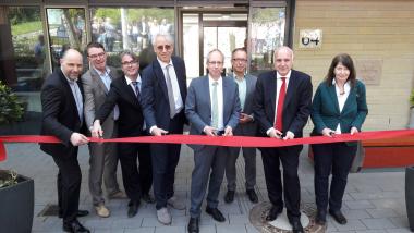 Das rote Band vor dem Eingang des neu eröffneten Hauses des LWL-Instituts Warstein durchschnitten (von links): Dietmar Böhmer, Magnus Eggers, Dr. Volkmar Sippel, Prof. Dr. Meinolf Noeker, Matthias Löb, Ottmar Köck, Thomas Keck und Christina Kraft-Bauersachs. Foto: LWL/Eva Brinkmann&lt;br&gt;&lt;b&gt;&lt;u&gt;&lt;i&gt;Ausführliche Bildzeile am Ende des Pressetextes&lt;/b&gt;&lt;/u&gt;&lt;/i&gt; 