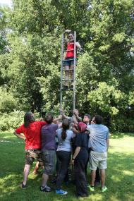 Wer hier nach ganz oben steigen will, braucht Mut - und die Gewissheit: Ich darf denen vertrauen, die für mich die Leiter halten! Szene aus einem Seminar zur Erlebnispädagogik im LWL- Bildungszentrum Jugendhof Vlotho.&lt;br&gt;Foto: LWL 