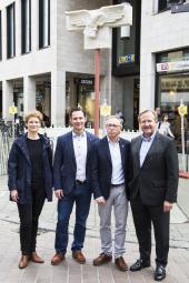 Martha Rosers "Adler" von 2007 ist frisch restauriert vor den Münster Arkaden wieder aufgestellt worden: Kuratorin des LWL-Museums für Kunst und Kultur, Dr. Marianne Wagner, Olaf Böckmann und Peter Engelhardt von der Firmengruppe Hermann Brück, Vorsitzender der Freunde des Museums, Matthias Lückertz (v.l.n.r.). <br>Foto: LWL / Anne Neier