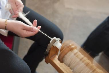 Bei der Familienführung können sich die Teilnehmer auch am Spinnrad versuchen.&lt;br&gt;Foto: LWL 