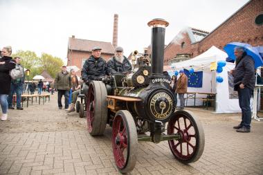 Der Dampftraktor Feflo steht für Rundfahrten bereit.&lt;br&gt;Foto: LWL/Betz 