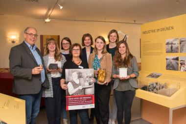 Stellten die Ausstellung in den "Feierabendhäusern" vor: (v.l.): Andreas Vincke, Kathinka Engels, Delia Pätzold, Manuela Söhnchen, Susanne Riedel, Nancy Kramer, Christa Frins und Lisa Weißmann.<br>Foto: LWL / Hudemann