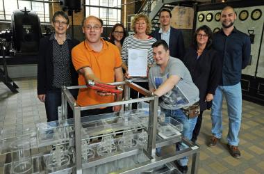 Freuen sich über die Auszeichnung: Heike Strototte (v.l./Diakonie), Carsten Rybiak (Gästebegleiter), Birgit Klemm (Familienbildungsstätte), Birgit Holz (Diakonie), Mareike Mietke (Gästebegleiterin), Mathias Wagener und Anja Hoffmann (LWL-Industriemuseum) sowie Niclas Rother (Begleitender Dienst).&lt;br&gt;Foto: LWL/Appelhans 