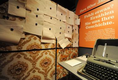 Die Ausstellung "Raus aus dem Spießerglück" steht im Mittelpunkt eines Rundgangs durch das LWL-Freilichtmuseum Detmold.<br>Foto: LWL/Klein