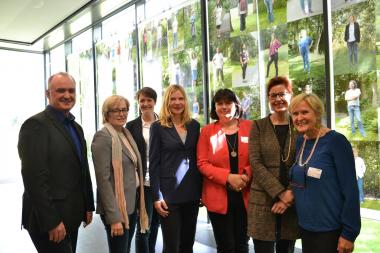 Uwe Schulz vom NRW-Familienministerium (v.l.), Irmgard Grieshop-Sander, Dr. Claudia Buschhorn (beide LWL-Landesjugendamt), Prof. Dr. Jutta Ecarius (Universität zu Köln), Sandra de Vries (Trainerin für interkulturelle Kompetenz), LWL-Jugenddezernentin Birgit Westers und Prof. Dr. Doris Bühler-Niederberger (Bergische Universität Wuppertal).<br>Foto: LWL