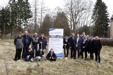 v.l.: Jürgen Sander (Interessent), Franz-Josef Koch (Kämmerer Stadt Bad Driburg), Roberto Aloi (Interessent), Daniela Neue (Interessent), Tina MacLeod (Projektleitung Lebenshilfe), Burkhard Deppe (Bürgermeister Stadt Bad Driburg), Jerome Major (Geschäftsführer Lebenshilfe), Michael Dubbert (Technische Leitung Lebenshilfe), Patricia Schäfers, Alexa Tewes, Rainer Wittor (alle Mitarbeiter Lebenshilfe), Michelle Schnabel, Rüdiger Mortschin, Björn Herrmann (alle Interessenten). &lt;br&gt;FOTO: Jerome Major 