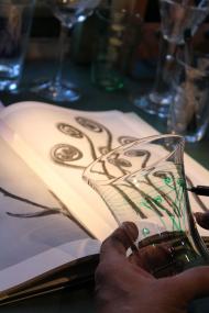 Auf der Vase hat der Graveur bereits das Motiv nach einem Entwurf von Karl Blossfeldt angezeichnet.<br>Foto: LWL/Penning