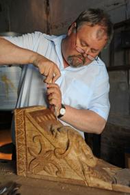 Holzbildhauer Wolfgang Koch führt im LWL-Freilichtmuseum Detmold vor, wie Fachwerkschnitzereien an Häusergiebeln entstehen.<br>Foto: LWL/Stuke